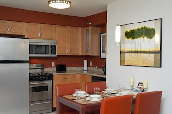 Suite, 2 Bedrooms (Mobility/Hearing Access, Roll-In Shwr)
