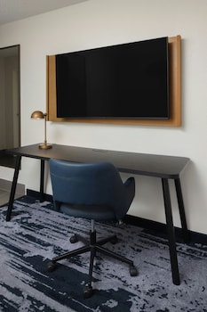Suite, 1 King Bed with Sofa bed, Hearing Accessible (Accessible Bathtub)
