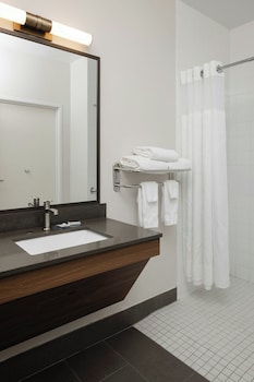 Room, 1 King Bed, Hearing Accessible (Accessible Bathtub)