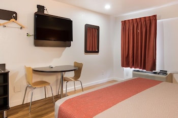 Deluxe Room, 1 King Bed, Non Smoking, Hot Tub