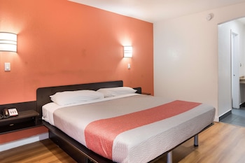 Deluxe Room, 1 King Bed, Non Smoking, Hot Tub
