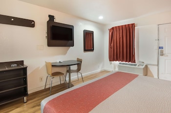 Deluxe Room, 1 King Bed, Non Smoking, Refrigerator & Microwave