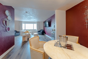 Deluxe Suite (Smoking)