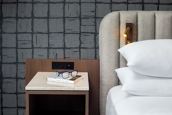 Room, 1 King Bed, River View