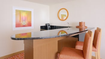 NORTH ONE BEDROOM SUITE KING SMOKING
