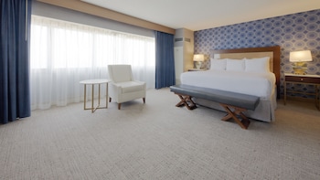 SOUTH ONE BEDROOM SUITE 1 KING NON-SMOKING