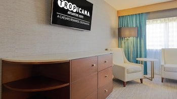 SOUTH DELUXE ROOM 2 QUEEN NON-SMOKING