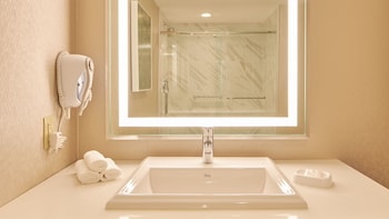 SOUTH OCEAN VIEW EXECUTIVE ROOM 1 KING NON-SMOKING