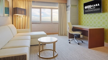 SOUTH JUNIOR SUITE 1 KING NON-SMOKING