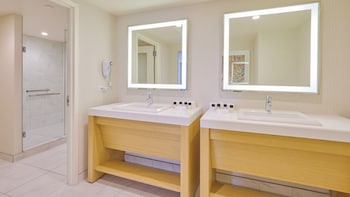 NORTH ONE BEDROOM SUITE KING SMOKING
