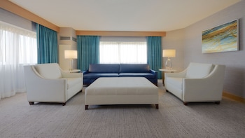 SOUTH ONE BEDROOM SUITE 1 KING NON-SMOKING