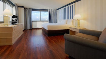 WEST ONE BEDROOM SUITE 1 KING NON-SMOKING