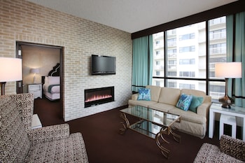 CHELSEA ONE BEDROOM SUITE 1 KING NON-SMOKING