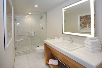 NORTH DELUXE ROOM 1 KING NON-SMOKING