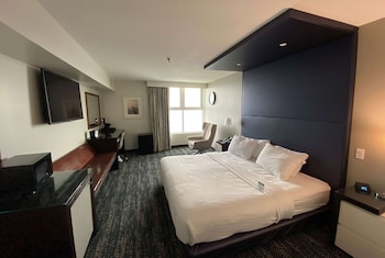 Suite, 1 King Bed, Non Smoking (City Side View)