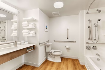 Suite, 1 King Bed, Accessible, Bathtub (Mobility & Hearing)
