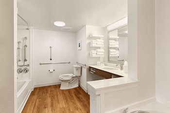 Suite, 1 King Bed, Accessible, Bathtub (Mobility & Hearing)