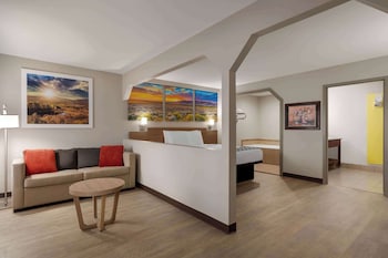 Suite, 1 King Bed, Non-smoking