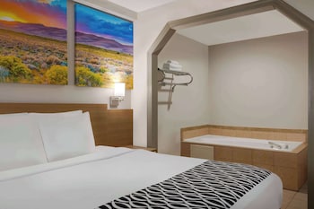 Suite, 1 King Bed, Jetted Tub, Smoking