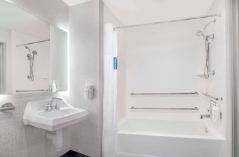Room, 2 Queen Beds, Accessible, Non Smoking