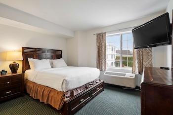 Suite, 1 Queen Bed, Refrigerator & Microwave, Courtyard View (with Sofabed)