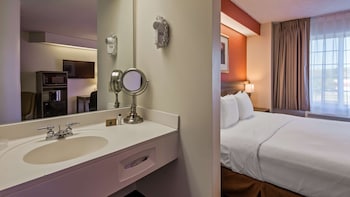 Standard Room, 1 Queen Bed, Refrigerator & Microwave, Courtyard View (Pet Friendly)