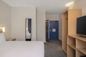 Room, 1 King Bed, Accessible (Mobility & Hearing, Roll-in Shower)