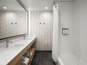 Room, 2 Queen Beds, Mountain View