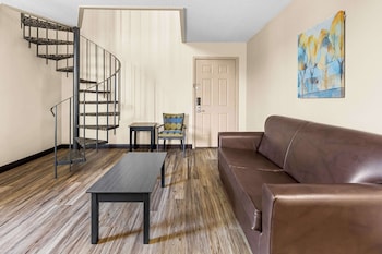 Standard Townhome, 1 Queen Bed with Sofa bed, Non Smoking (with Sofabed)