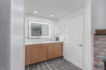 Standard Room, 1 King Bed (Seasonal Fireplace)