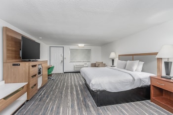 Standard Room, 1 King Bed (Seasonal Fireplace)