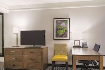 Room, 1 King Bed, Accessible, Non Smoking (Mobility, Bathtub w/ Grab Bars)