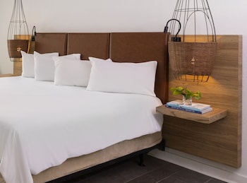 Room, 1 King Bed, Accessible, Courtyard View, Lanai