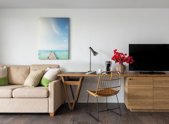 Room, 2 Queen Beds, Standard Partial Ocean View