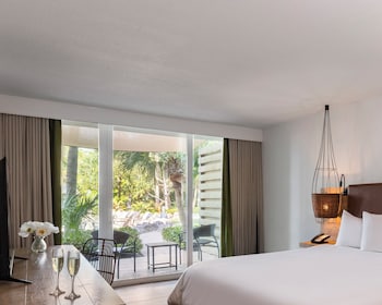 Room, 1 King Bed, Courtyard View, Lanai