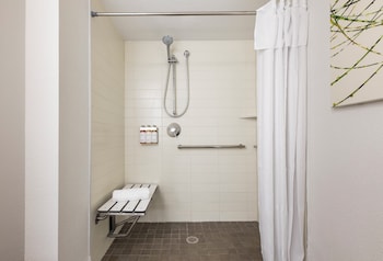 Room, 1 King Bed, Accessible, Courtyard View, Lanai