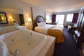 Standard Room, 1 King Bed, Hot Tub, Courtyard View