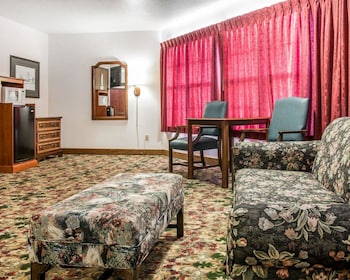 Standard Room, 1 King Bed, Hot Tub, Courtyard View