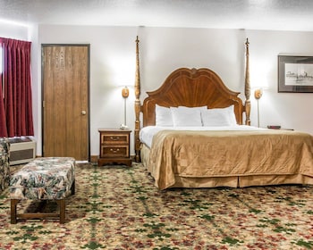 Standard Room, 1 King Bed, Hot Tub, Courtyard View