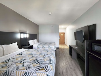 Deluxe Room, 2 Queen Beds, Non Smoking, Refrigerator & Microwave