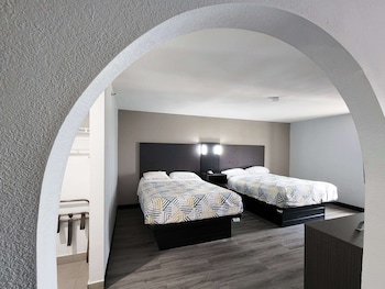 Deluxe Suite, Multiple Beds, Non Smoking, Refrigerator & Microwave