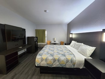 Deluxe Room, 1 King Bed, Non Smoking, Refrigerator & Microwave
