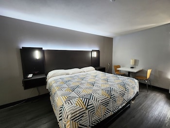 Deluxe Room, 1 King Bed, Non Smoking, Refrigerator & Microwave