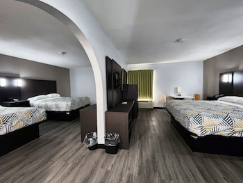 Deluxe Room, 2 Queen Beds, Smoking