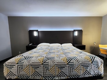 Deluxe Room, 1 King Bed, Non Smoking, Refrigerator & Microwave