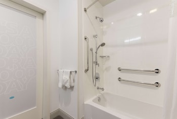 Room, 1 King Bed, Accessible, Bathtub