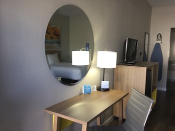 Standard Room, 1 King Bed