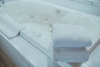 King Whirlpool Suite Accessible