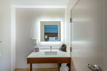 Suite, 1 King Bed with Sofa bed
