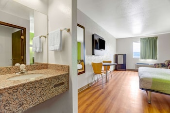 Deluxe Room, 1 King Bed, Non Smoking, Refrigerator & Microwave